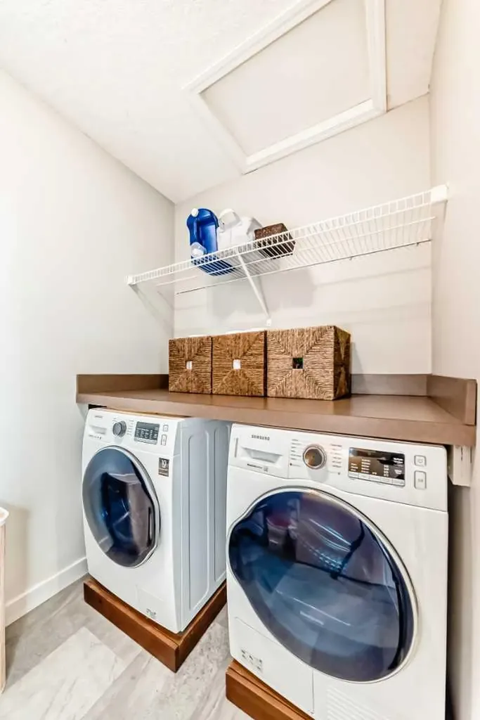11 Cresthaven Bay SW Calgary AB T3B 5Y1