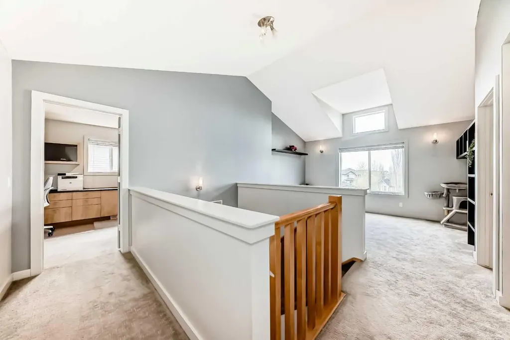 11 Cresthaven Bay SW Calgary AB T3B 5Y1