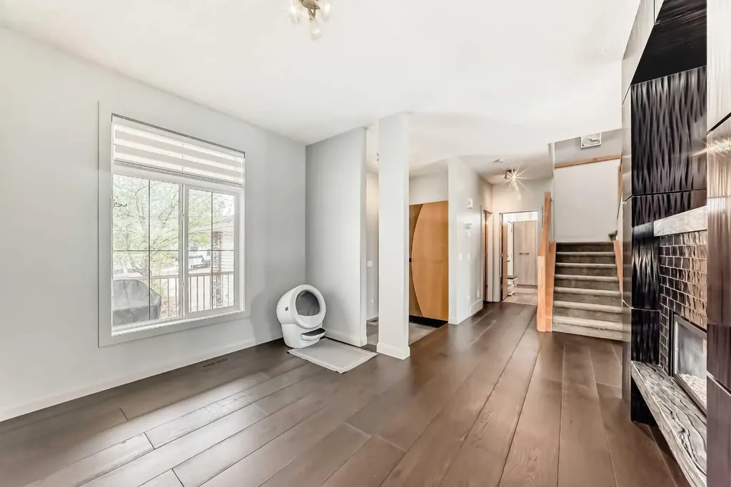 11 Cresthaven Bay SW Calgary AB T3B 5Y1