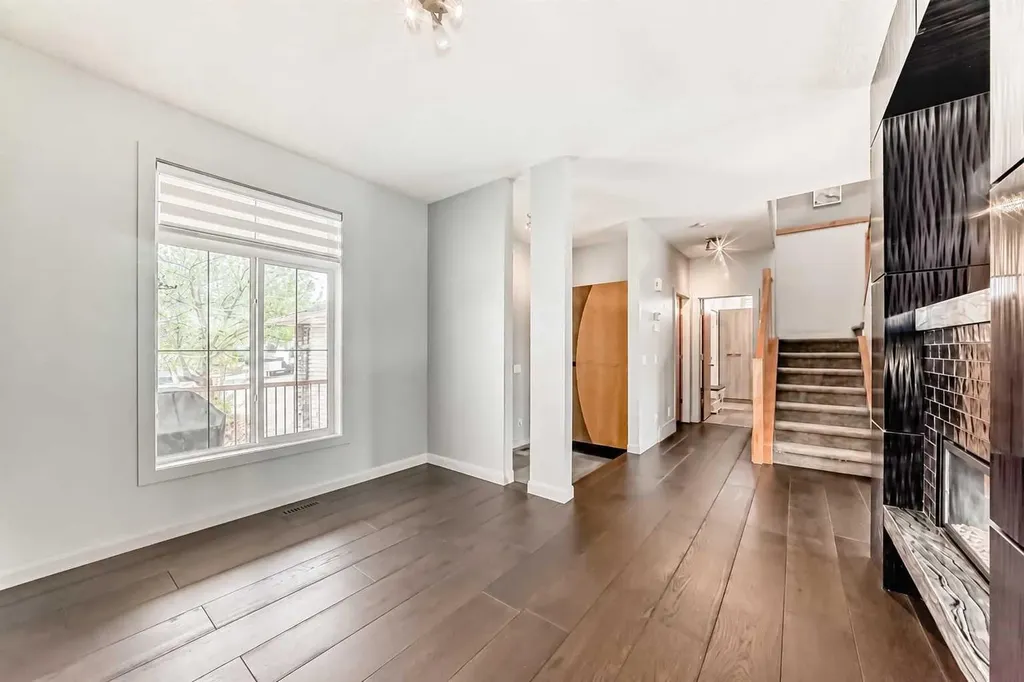 11 Cresthaven Bay SW Calgary AB T3B 5Y1