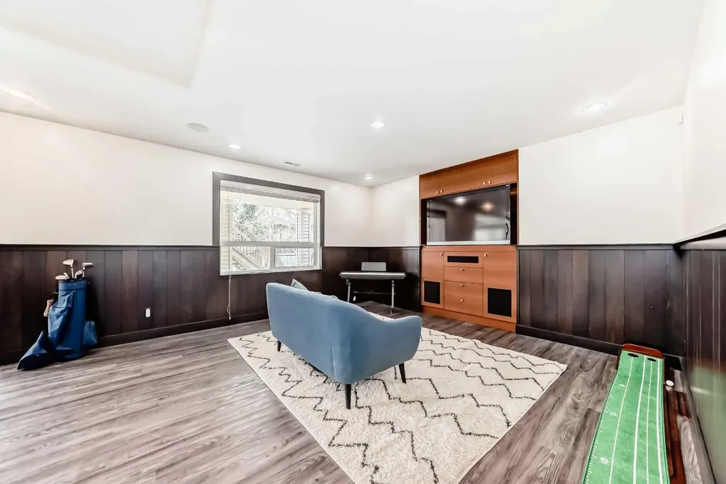 11 Cresthaven Bay SW Calgary AB T3B 5Y1