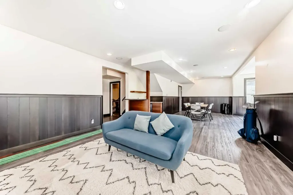 11 Cresthaven Bay SW Calgary AB T3B 5Y1