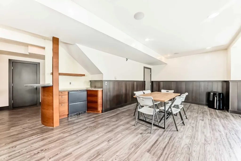 11 Cresthaven Bay SW Calgary AB T3B 5Y1