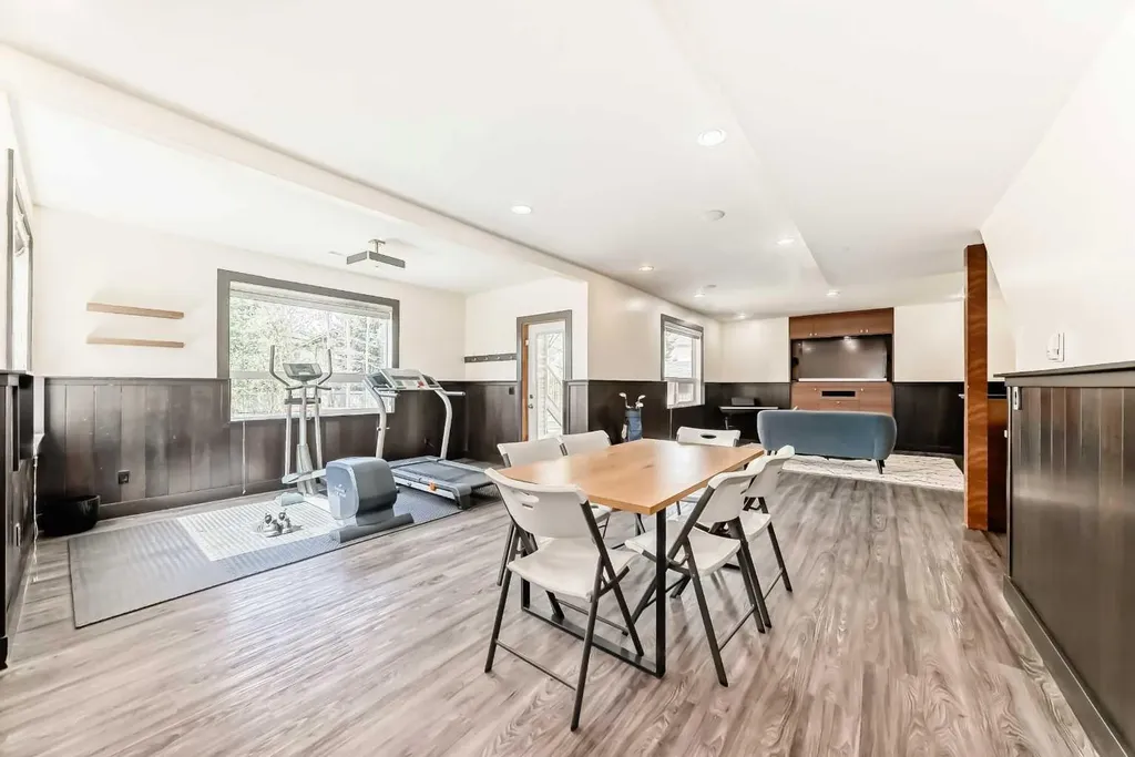 11 Cresthaven Bay SW Calgary AB T3B 5Y1