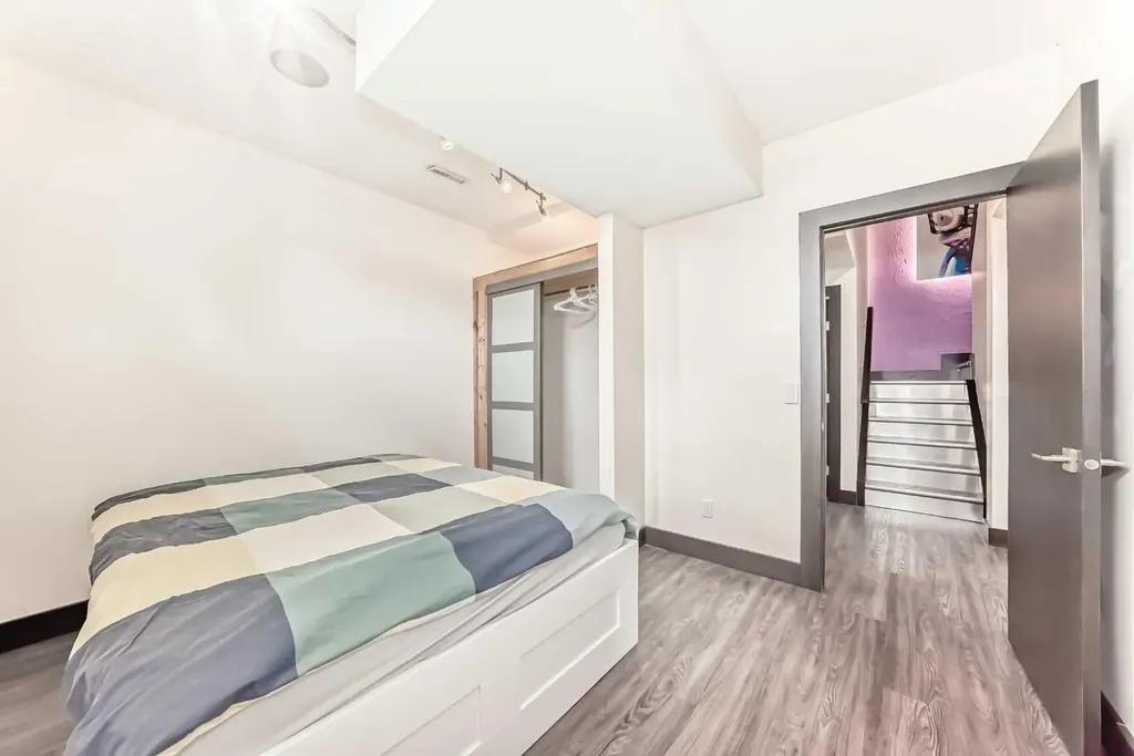 11 Cresthaven Bay SW Calgary AB T3B 5Y1