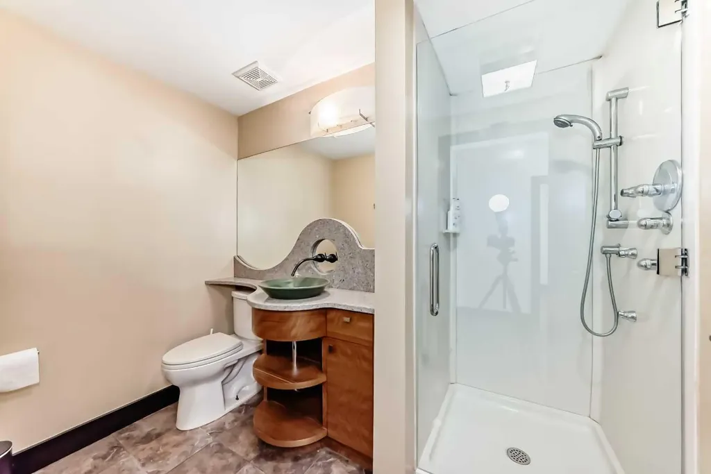 11 Cresthaven Bay SW Calgary AB T3B 5Y1