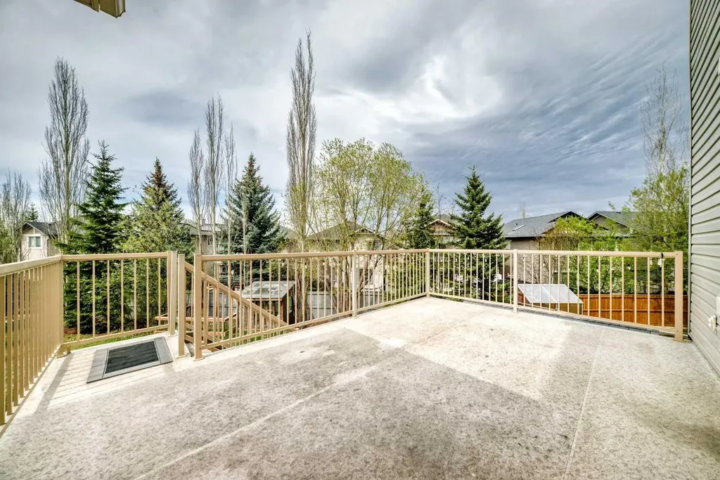 11 Cresthaven Bay SW Calgary AB T3B 5Y1