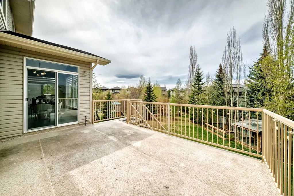 11 Cresthaven Bay SW Calgary AB T3B 5Y1