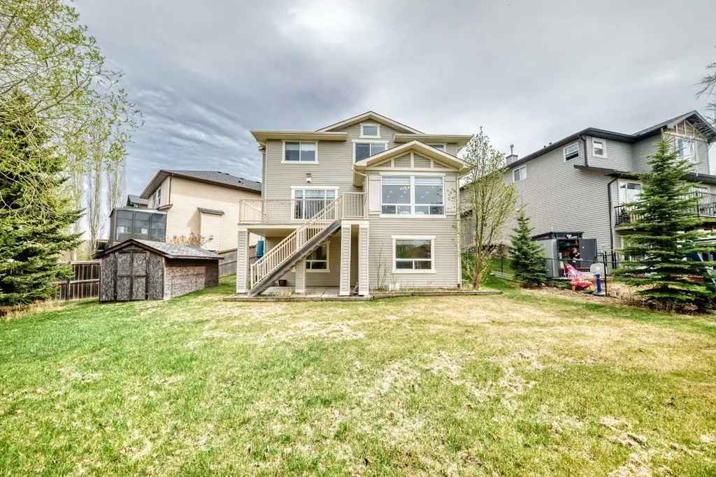 11 Cresthaven Bay SW Calgary AB T3B 5Y1