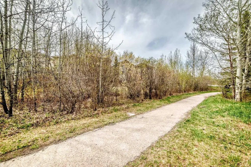 11 Cresthaven Bay SW Calgary AB T3B 5Y1