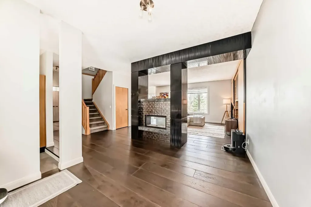 11 Cresthaven Bay SW Calgary AB T3B 5Y1