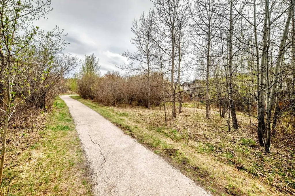 11 Cresthaven Bay SW Calgary AB T3B 5Y1