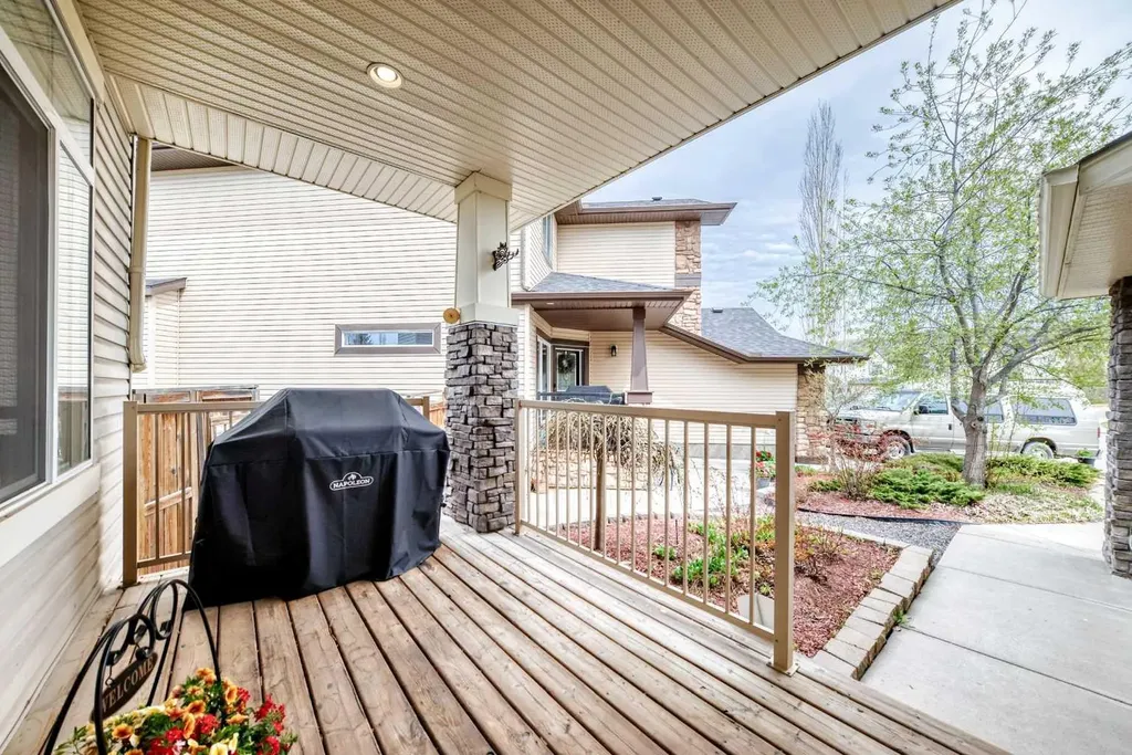 11 Cresthaven Bay SW Calgary AB T3B 5Y1