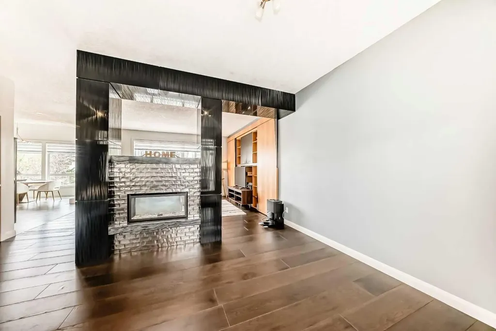 11 Cresthaven Bay SW Calgary AB T3B 5Y1