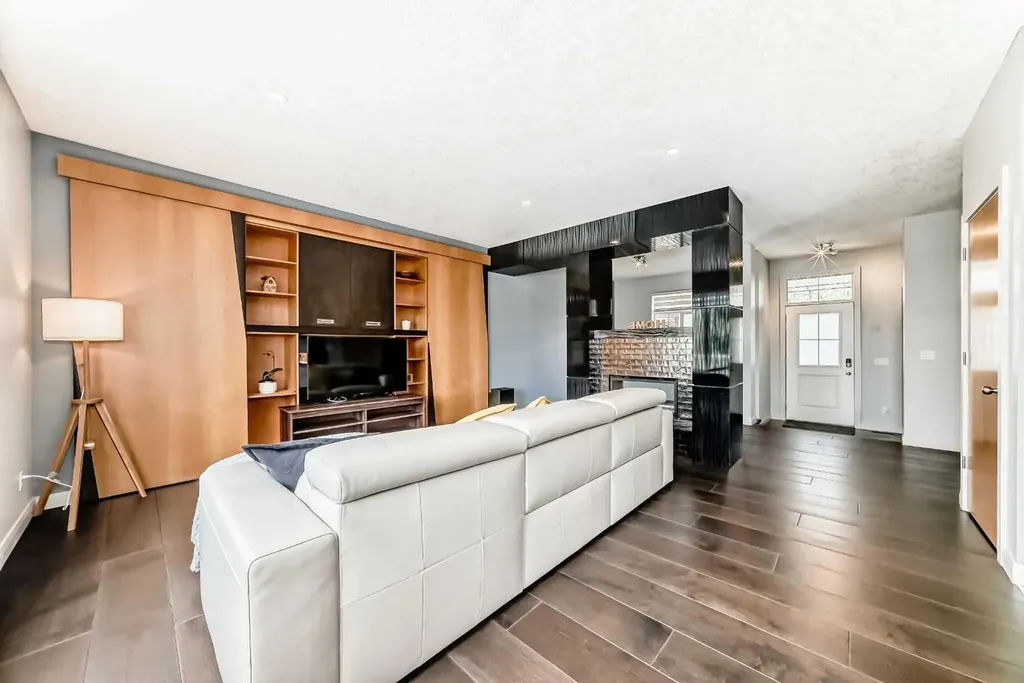 11 Cresthaven Bay SW Calgary AB T3B 5Y1