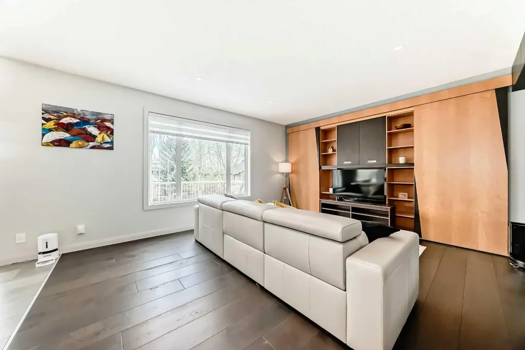 11 Cresthaven Bay SW Calgary AB T3B 5Y1