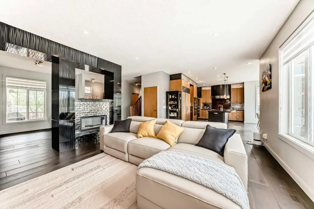 11 Cresthaven Bay SW Calgary AB T3B 5Y1