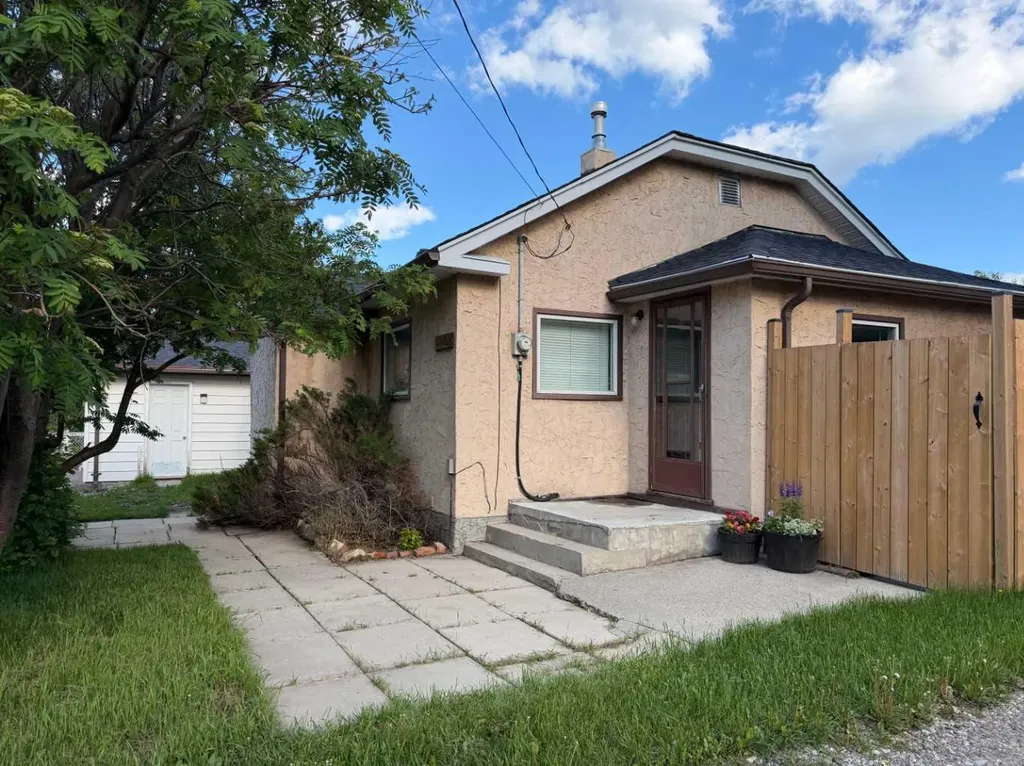 717 227 Street Hillcrest AB T0K 1C0