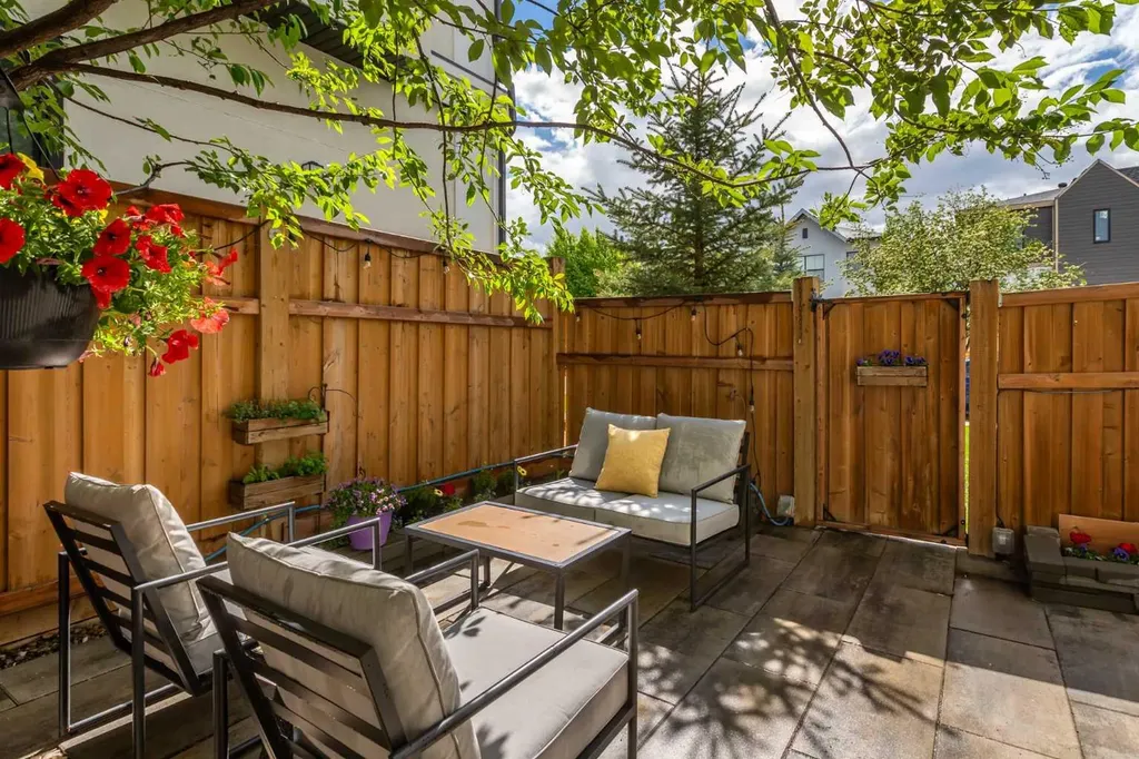 2002 35 Street SW Calgary AB T3E2X5