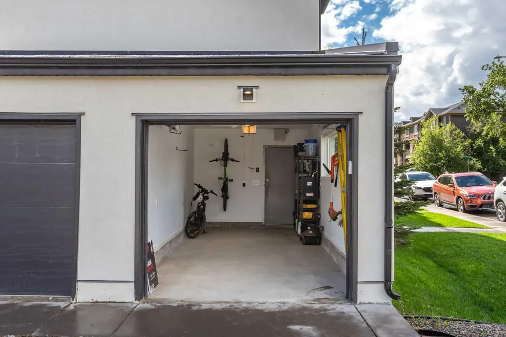 2002 35 Street SW Calgary AB T3E2X5