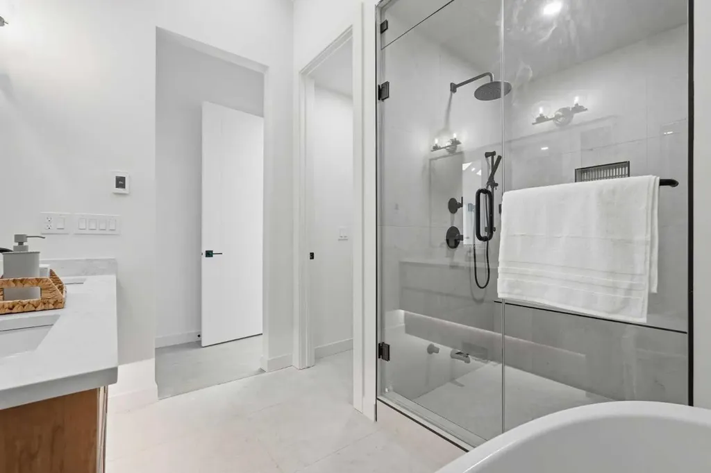 1417 44 Street SW Calgary AB T3C 2A7
