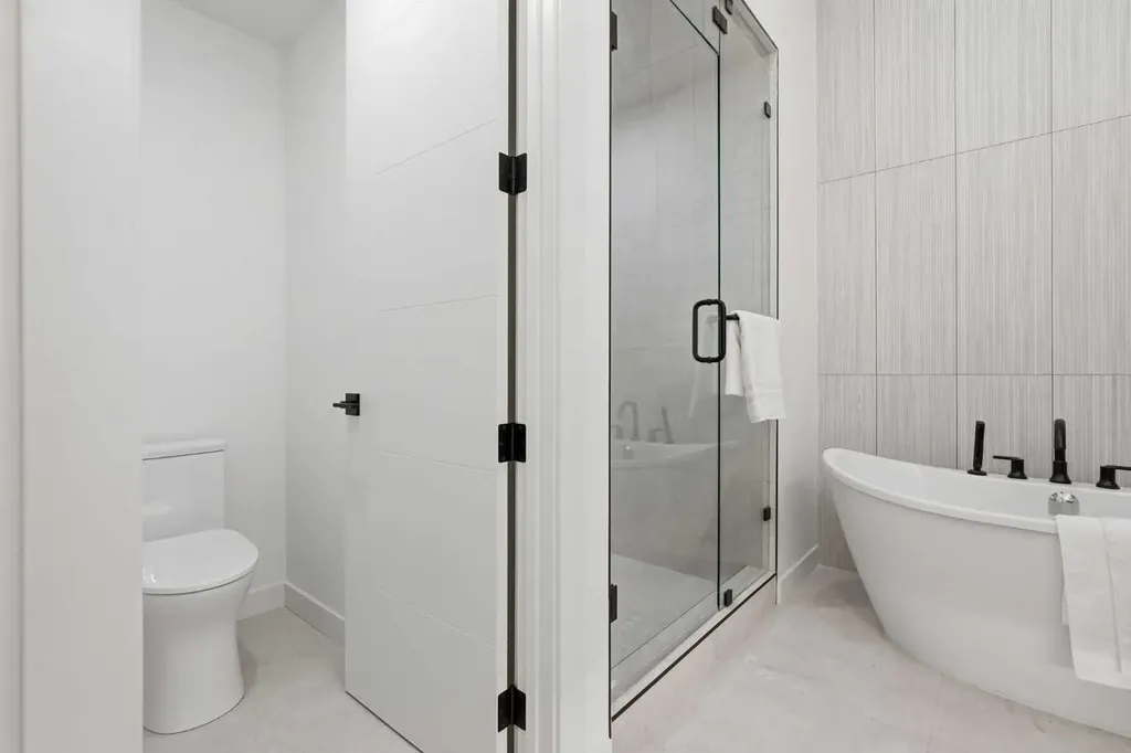 1417 44 Street SW Calgary AB T3C 2A7