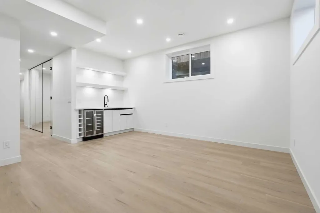 1417 44 Street SW Calgary AB T3C 2A7
