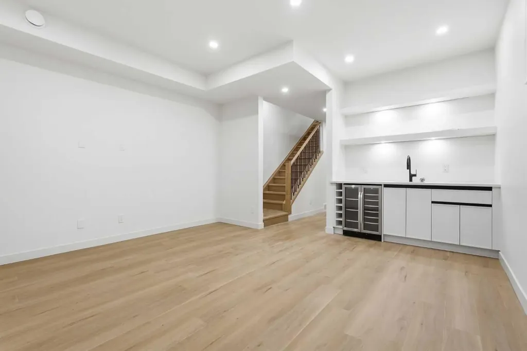 1417 44 Street SW Calgary AB T3C 2A7