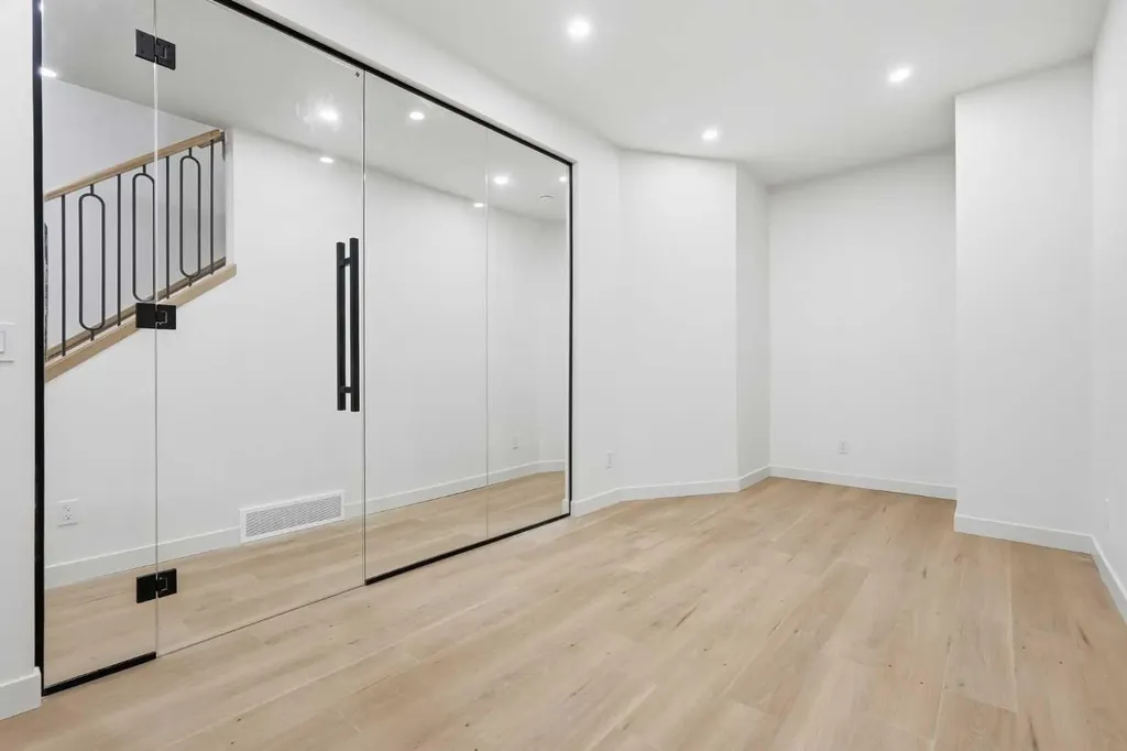 1417 44 Street SW Calgary AB T3C 2A7