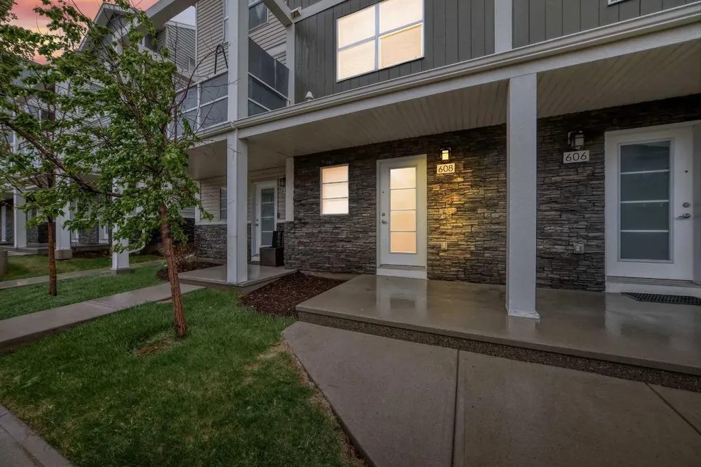 608 Redstone View NE Calgary AB T3N 0M9