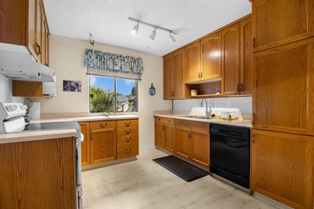 39 Ogden Ave. Avenue Red Deer AB T4N 5B2