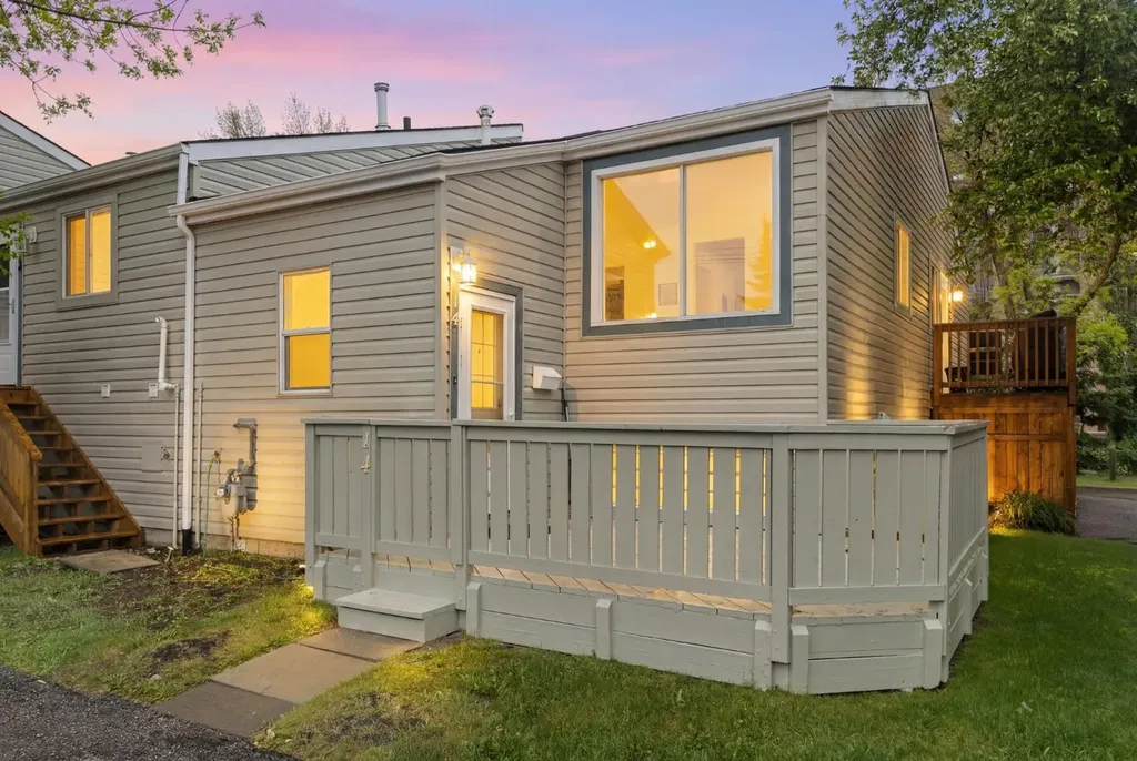 8544 48 Avenue NW Calgary AB T3B 2A6