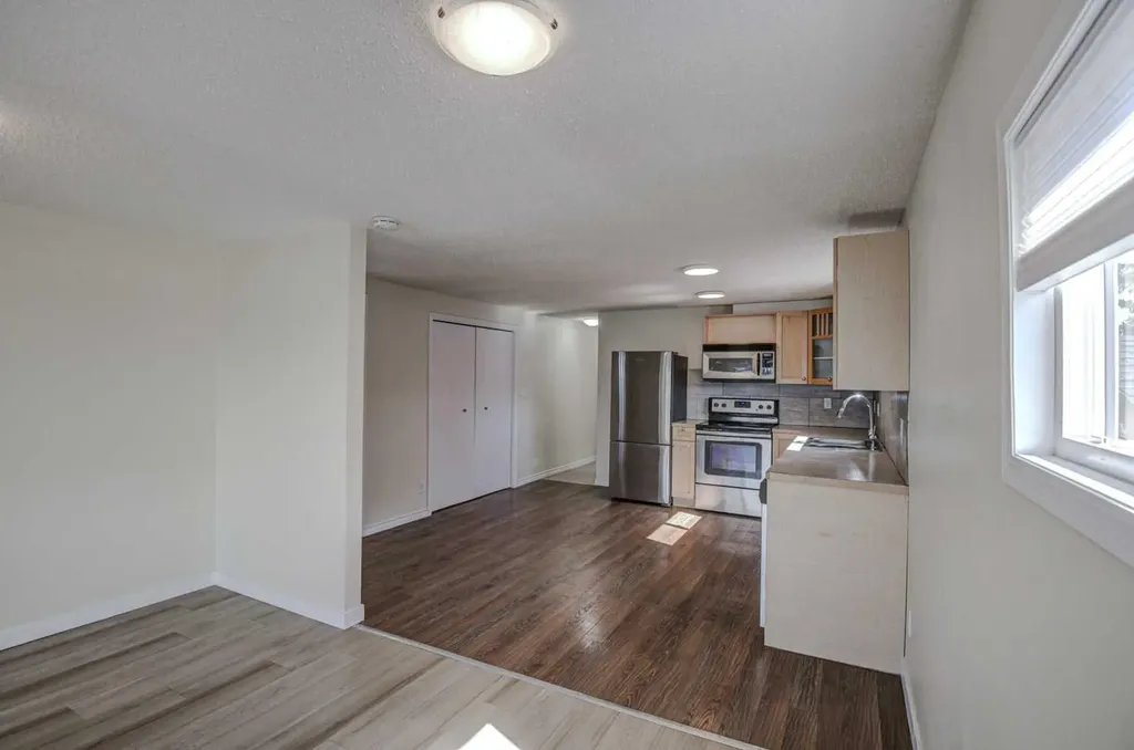 3223 83 Street NW Calgary AB T3B 5P4