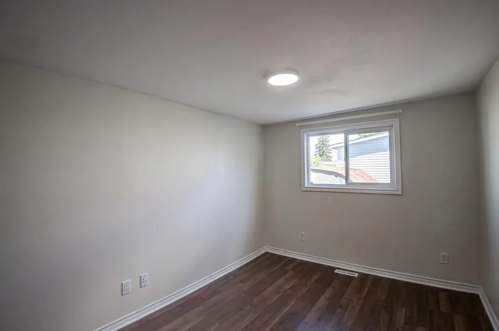 3223 83 Street NW Calgary AB T3B 5P4
