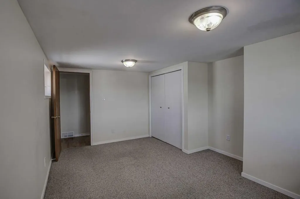 3223 83 Street NW Calgary AB T3B 5P4