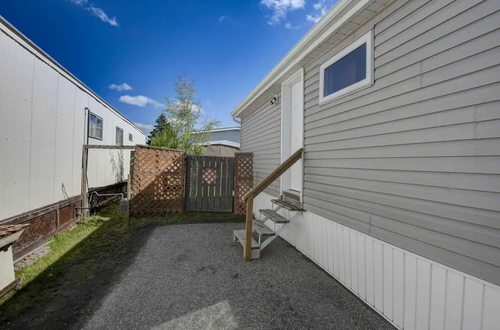 3223 83 Street NW Calgary AB T3B 5P4