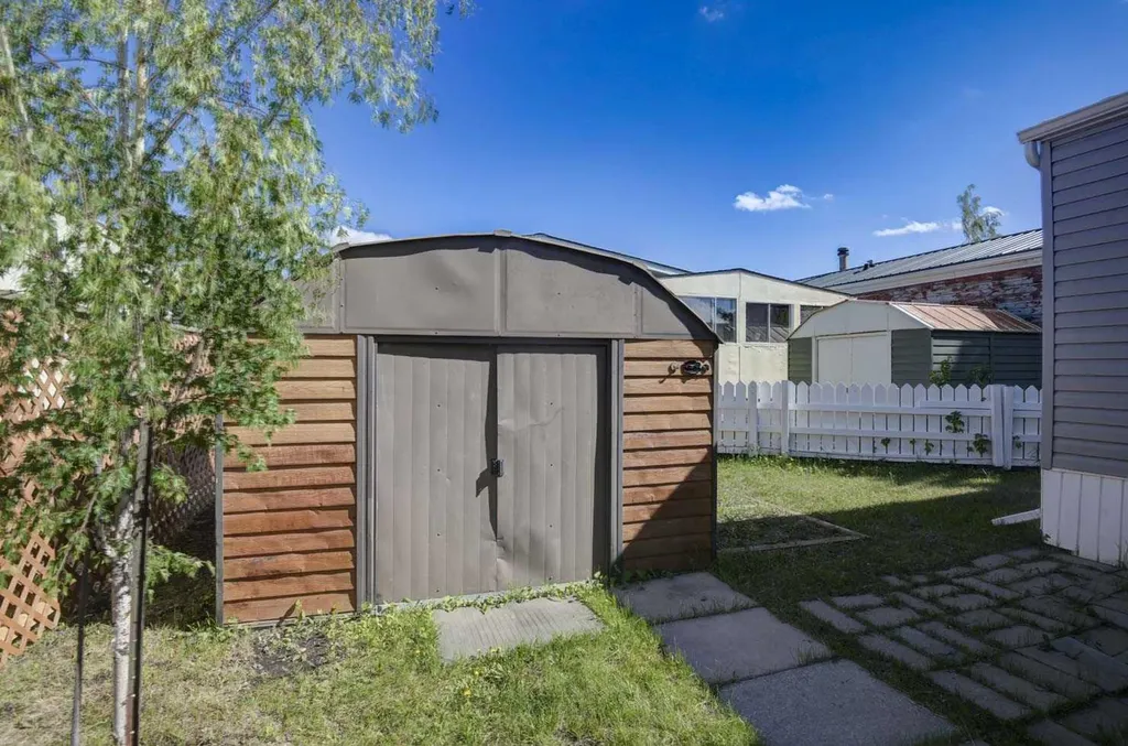 3223 83 Street NW Calgary AB T3B 5P4