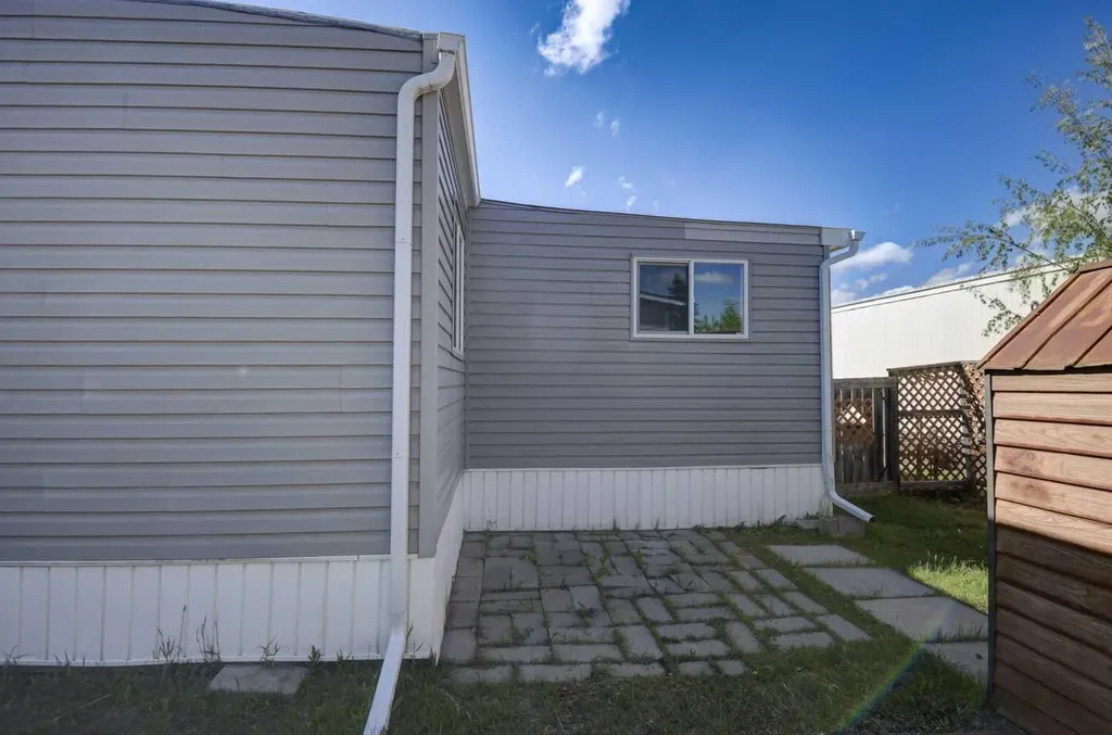 3223 83 Street NW Calgary AB T3B 5P4