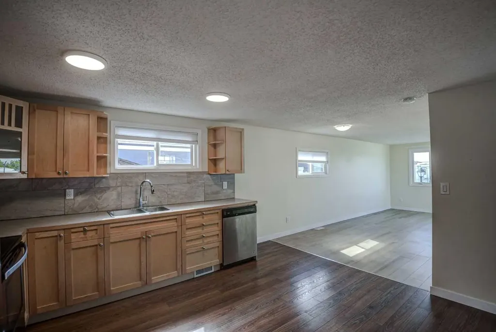 3223 83 Street NW Calgary AB T3B 5P4