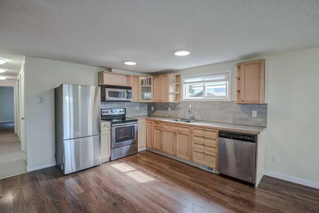 3223 83 Street NW Calgary AB T3B 5P4