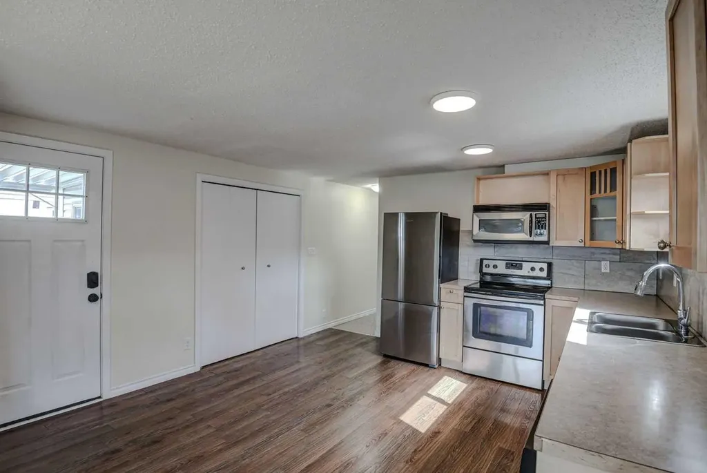 3223 83 Street NW Calgary AB T3B 5P4