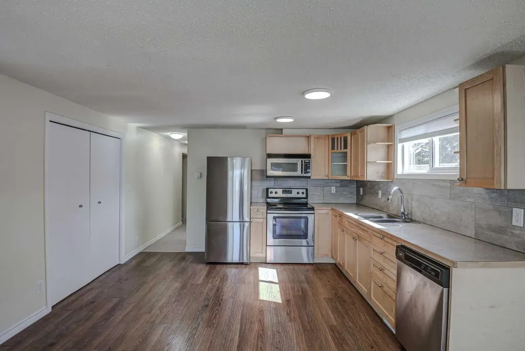 3223 83 Street NW Calgary AB T3B 5P4