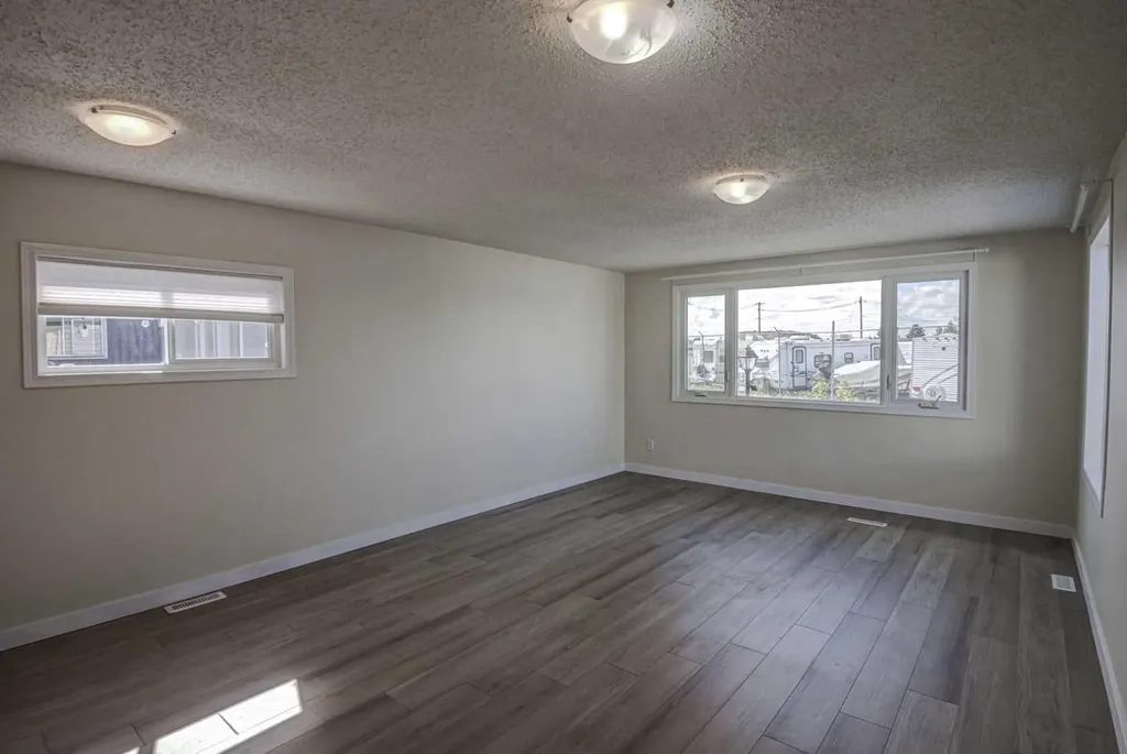 3223 83 Street NW Calgary AB T3B 5P4