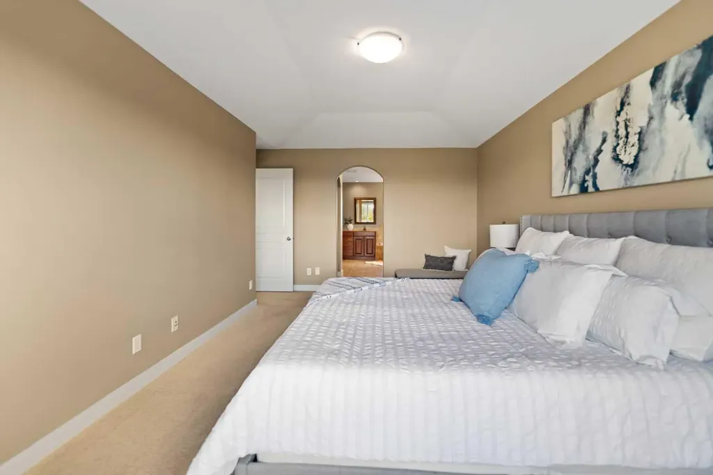48 Strathlea Close SW Calgary AB T3H 5C6