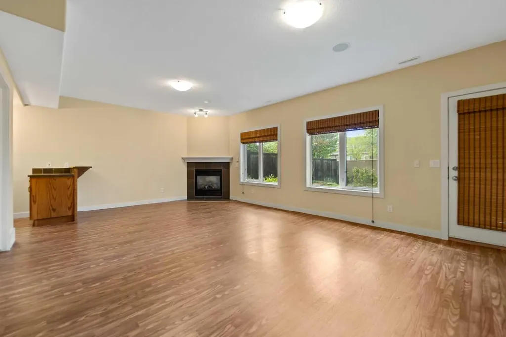 48 Strathlea Close SW Calgary AB T3H 5C6