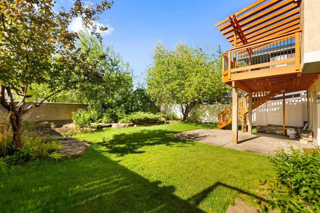 48 Strathlea Close SW Calgary AB T3H 5C6