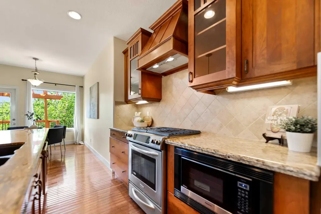 48 Strathlea Close SW Calgary AB T3H 5C6