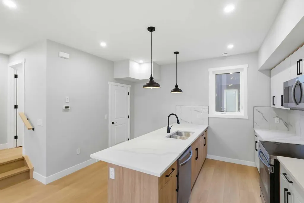 1636 19 Avenue NW Calgary AB T2M1B1