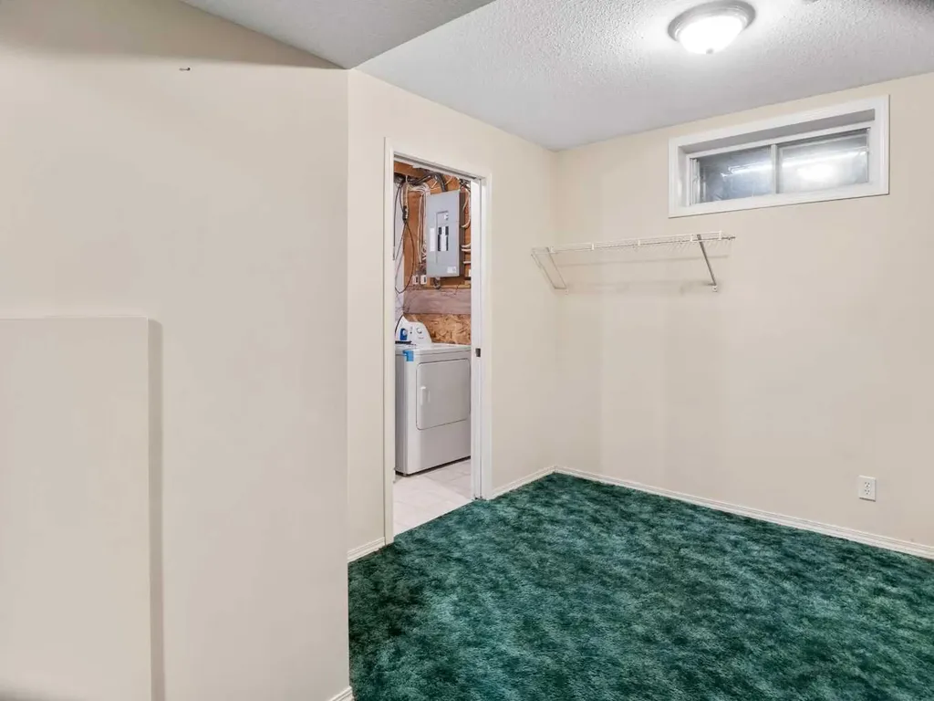 21 Dixon Crescent Red Deer AB T4R 2J1