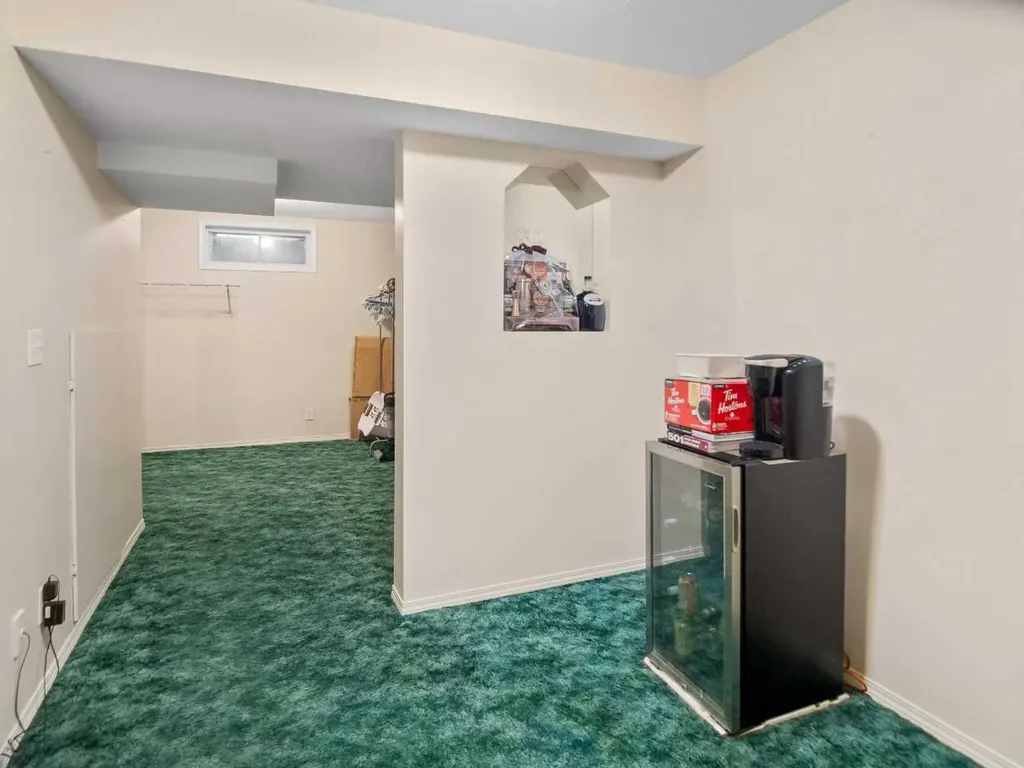 21 Dixon Crescent Red Deer AB T4R 2J1